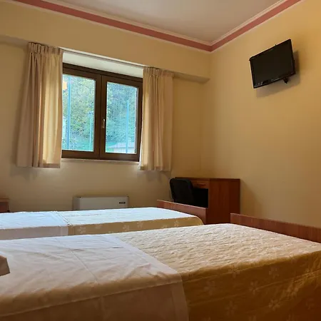 Fanesia Coliving אכסניה *